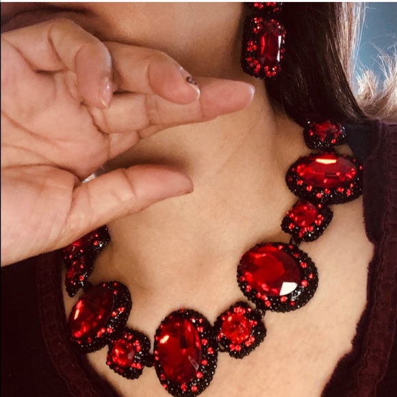 Red Neclace - Picture 2 of 6